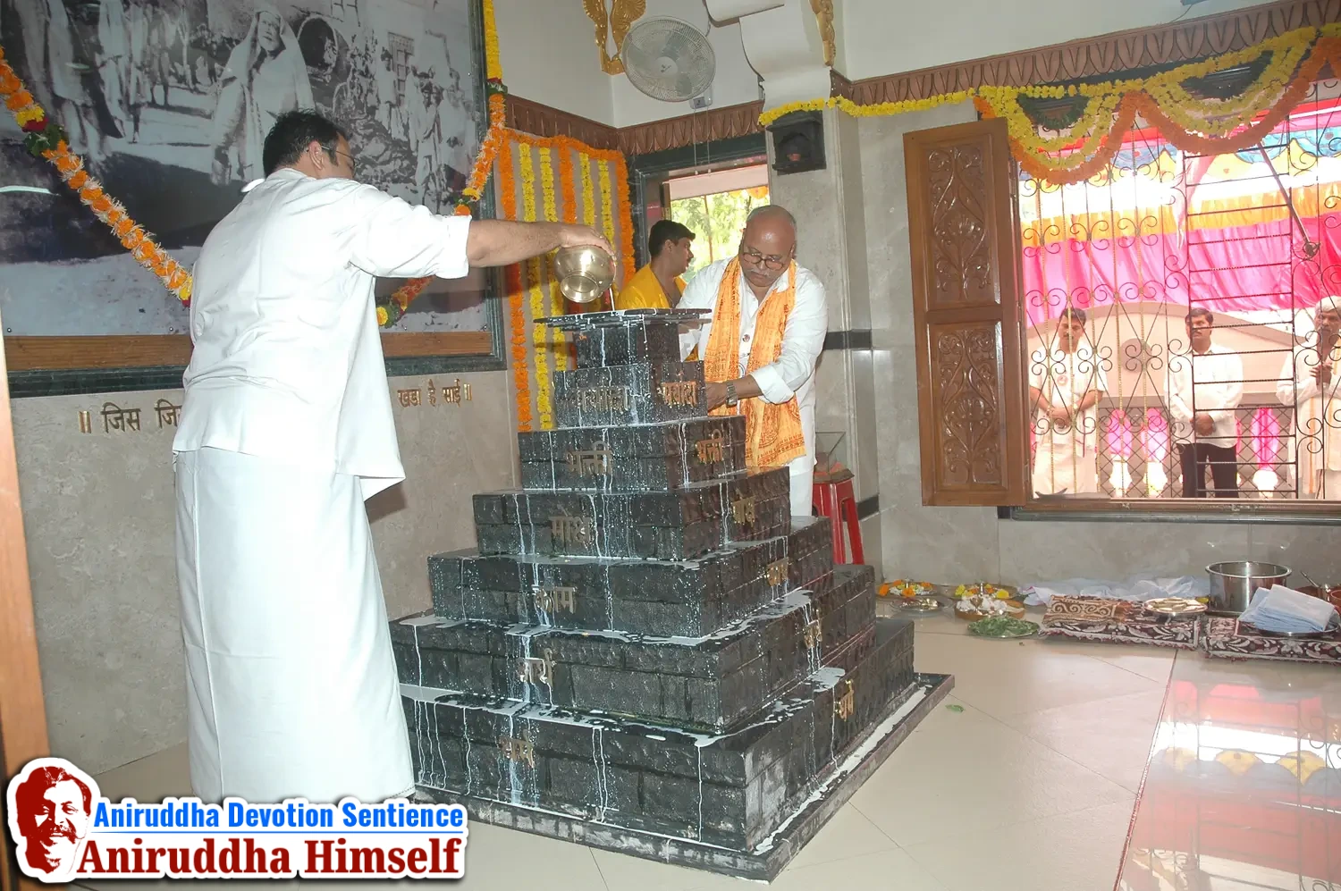 Aniruddha Bapu performing Poojan of Shree Aadyapipa Samadhi Sthanam