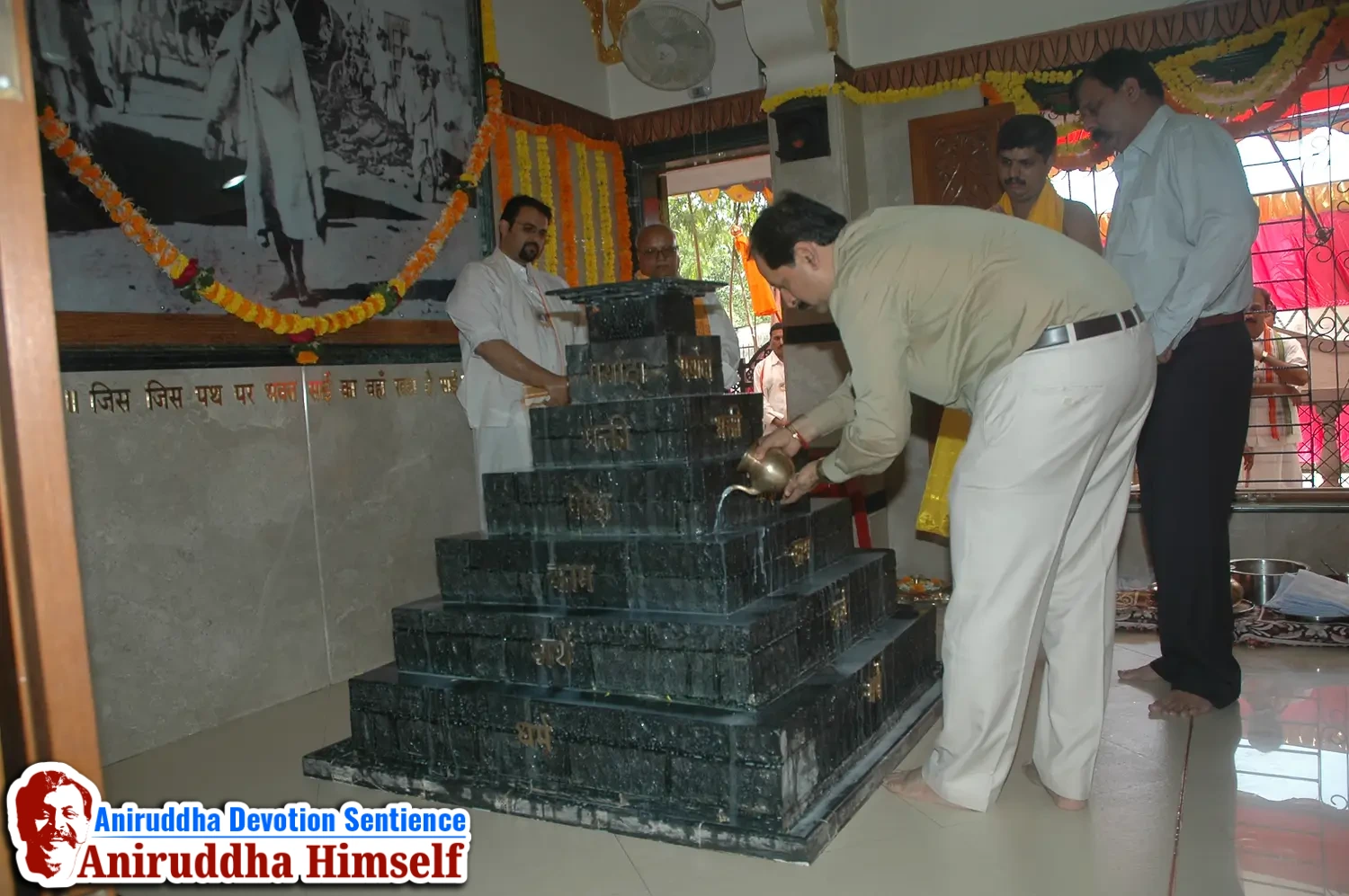 Aniruddha Bapu performing Poojan of Shree Aadyapipa Samadhi Sthanam