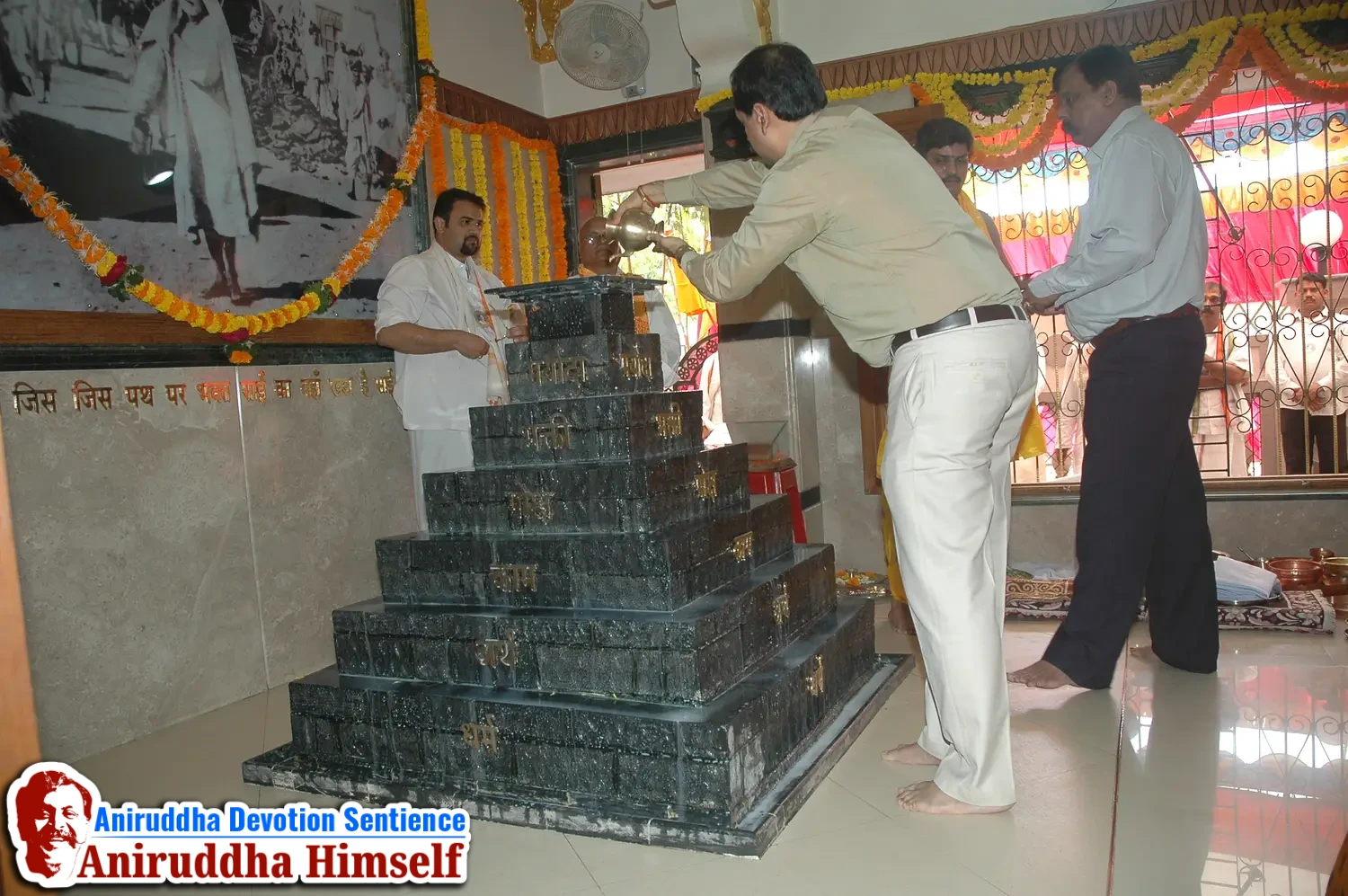 Aniruddha Bapu performing Poojan of Shree Aadyapipa Samadhi Sthanam