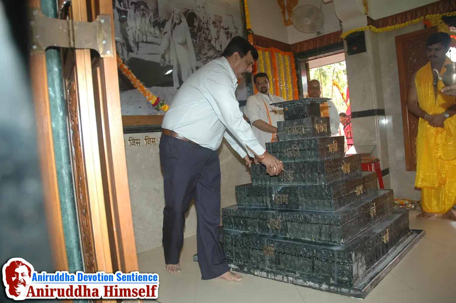 Aniruddha Bapu performing Poojan of Shree Aadyapipa Samadhi Sthanam