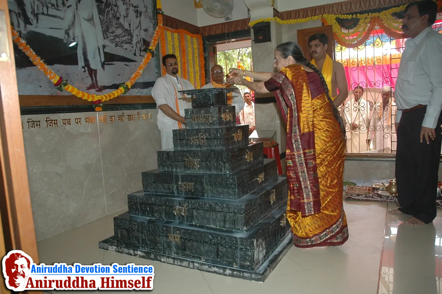 Aniruddha Bapu performing Poojan of Shree Aadyapipa Samadhi Sthanam
