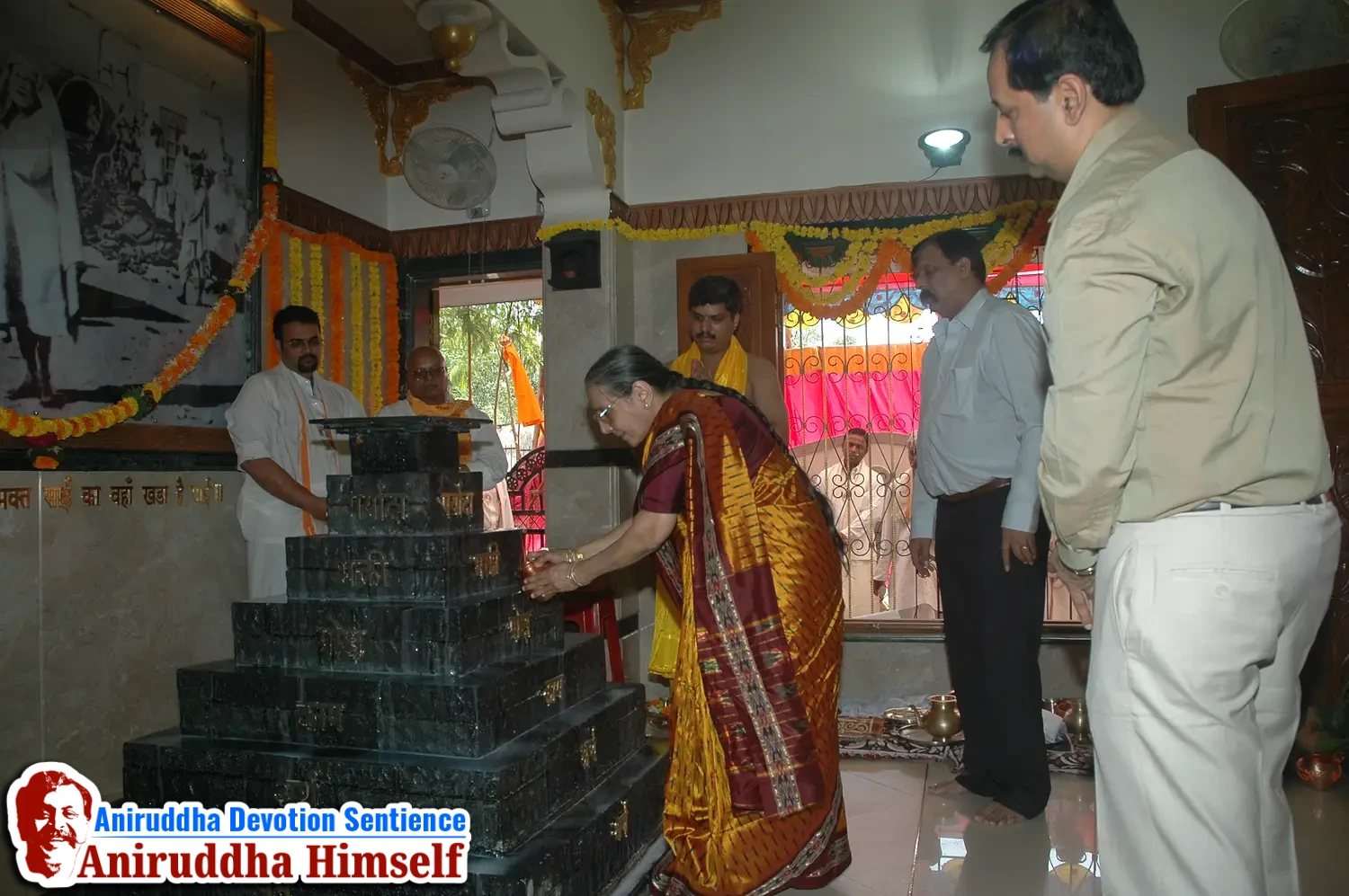Aniruddha Bapu performing Poojan of Shree Aadyapipa Samadhi Sthanam