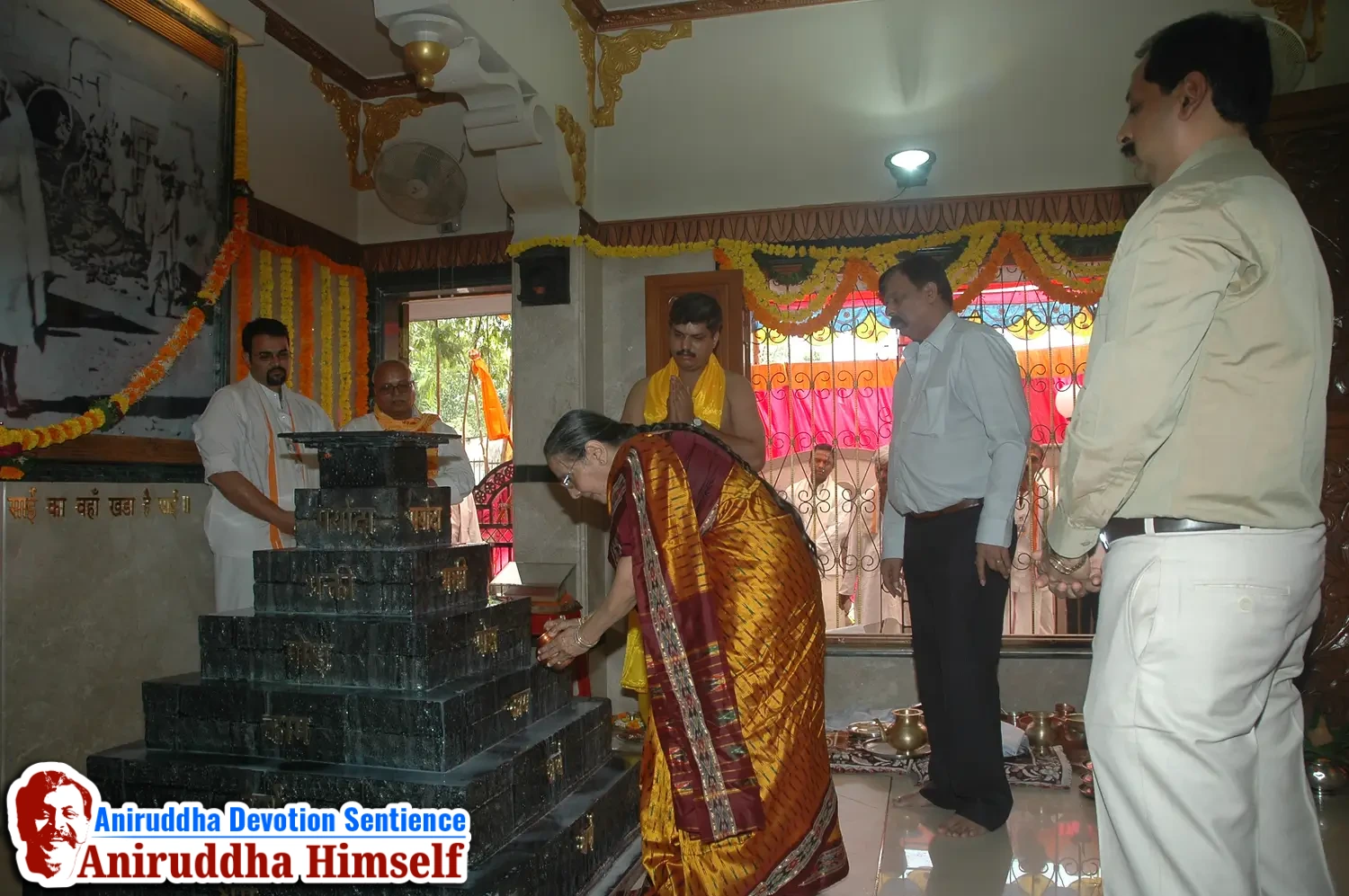 Aniruddha Bapu performing Poojan of Shree Aadyapipa Samadhi Sthanam