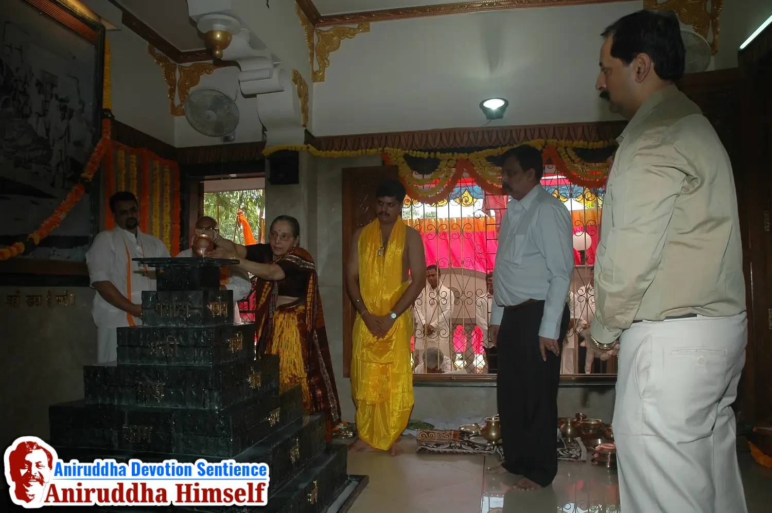 Aniruddha Bapu performing Poojan of Shree Aadyapipa Samadhi Sthanam