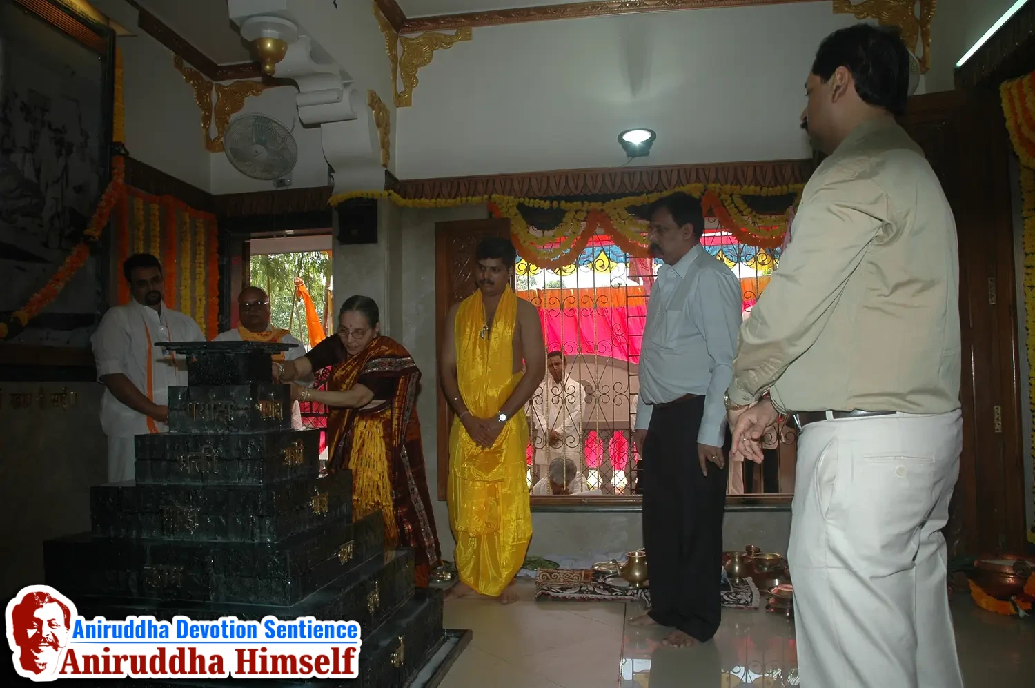 Aniruddha Bapu performing Poojan of Shree Aadyapipa Samadhi Sthanam