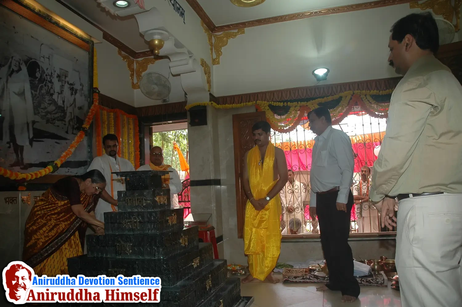 Aniruddha Bapu performing Poojan of Shree Aadyapipa Samadhi Sthanam