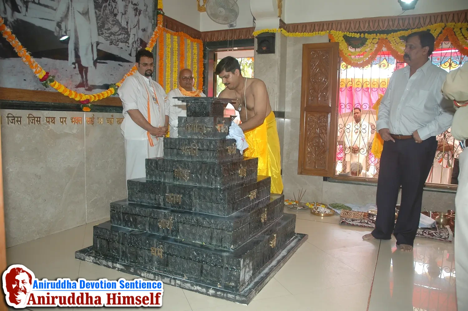 Aniruddha Bapu performing Poojan of Shree Aadyapipa Samadhi Sthanam