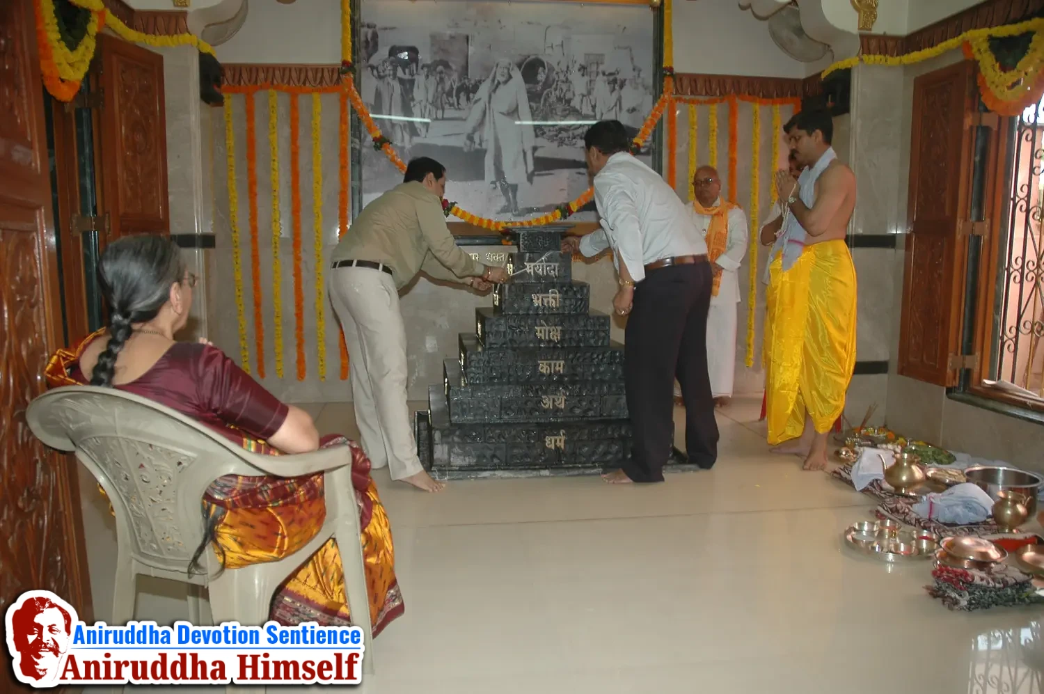 Aniruddha Bapu performing Poojan of Shree Aadyapipa Samadhi Sthanam