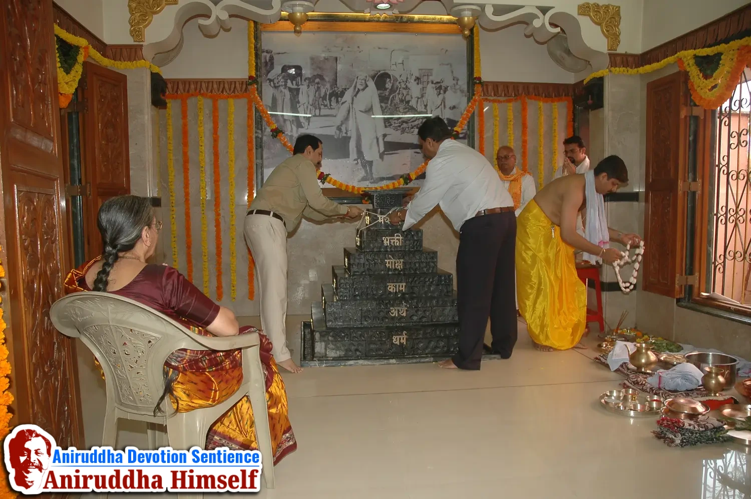 Aniruddha Bapu performing Poojan of Shree Aadyapipa Samadhi Sthanam