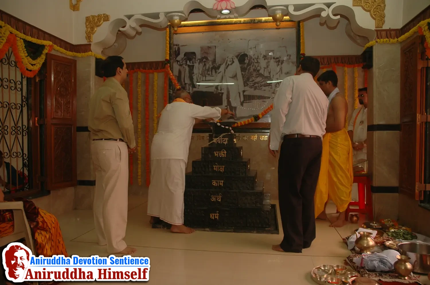 Aniruddha Bapu performing Poojan of Shree Aadyapipa Samadhi Sthanam