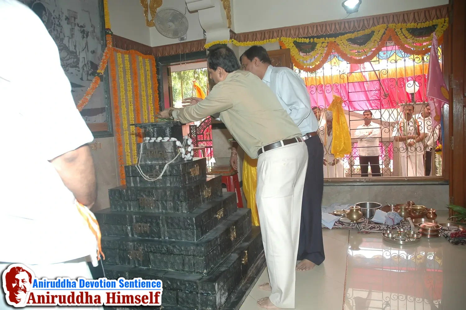 Aniruddha Bapu performing Poojan of Shree Aadyapipa Samadhi Sthanam