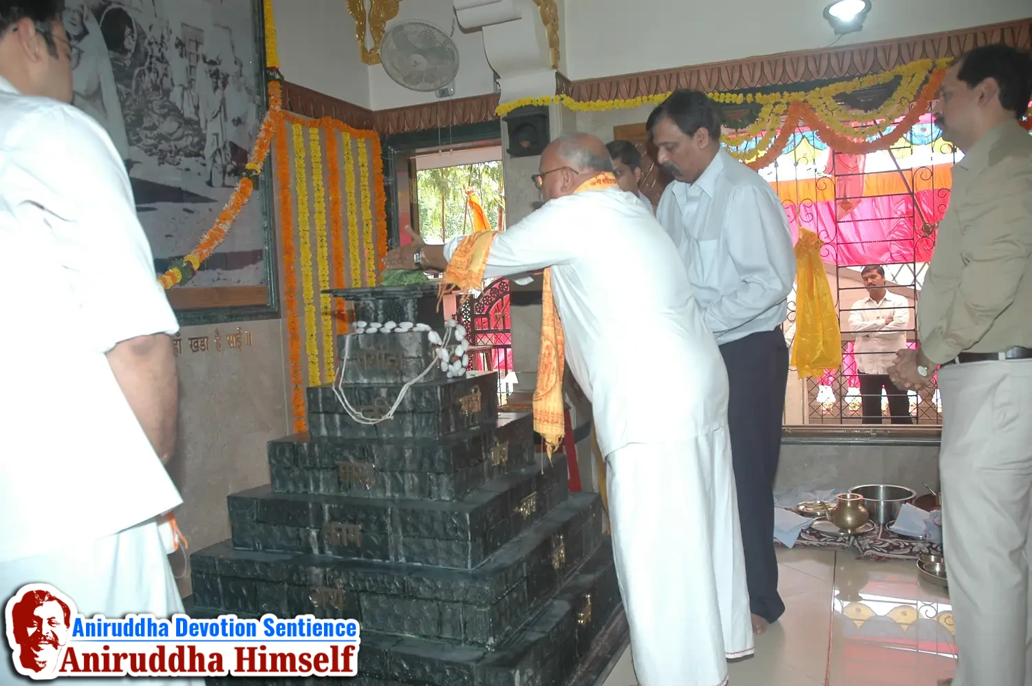 Aniruddha Bapu performing Poojan of Shree Aadyapipa Samadhi Sthanam