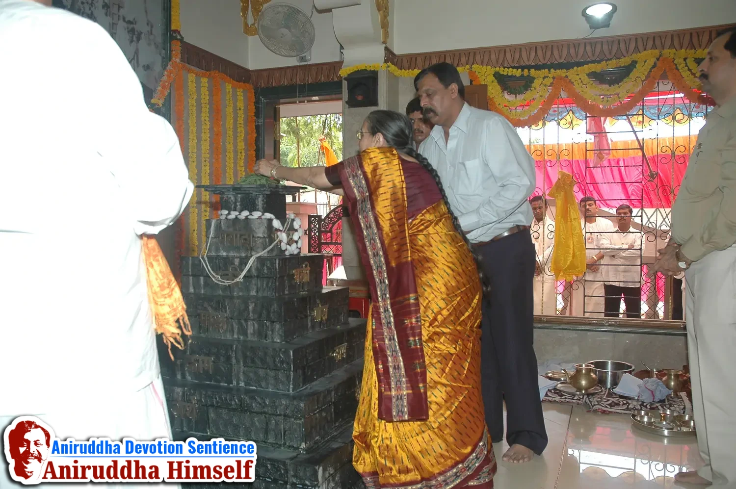 Aniruddha Bapu performing Poojan of Shree Aadyapipa Samadhi Sthanam
