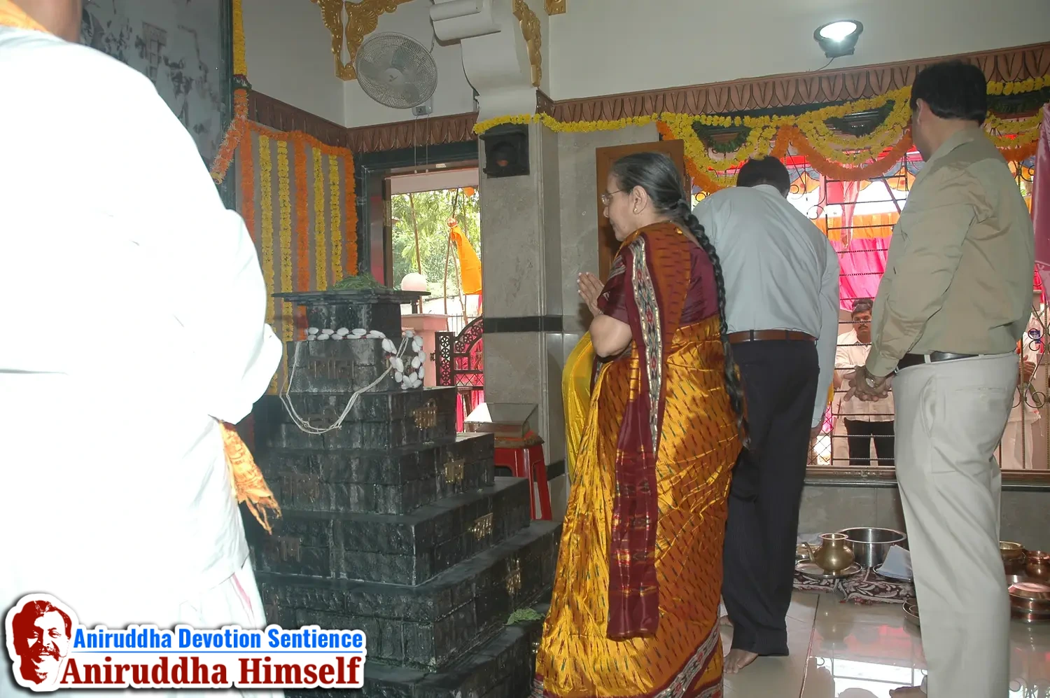 Aniruddha Bapu performing Poojan of Shree Aadyapipa Samadhi Sthanam