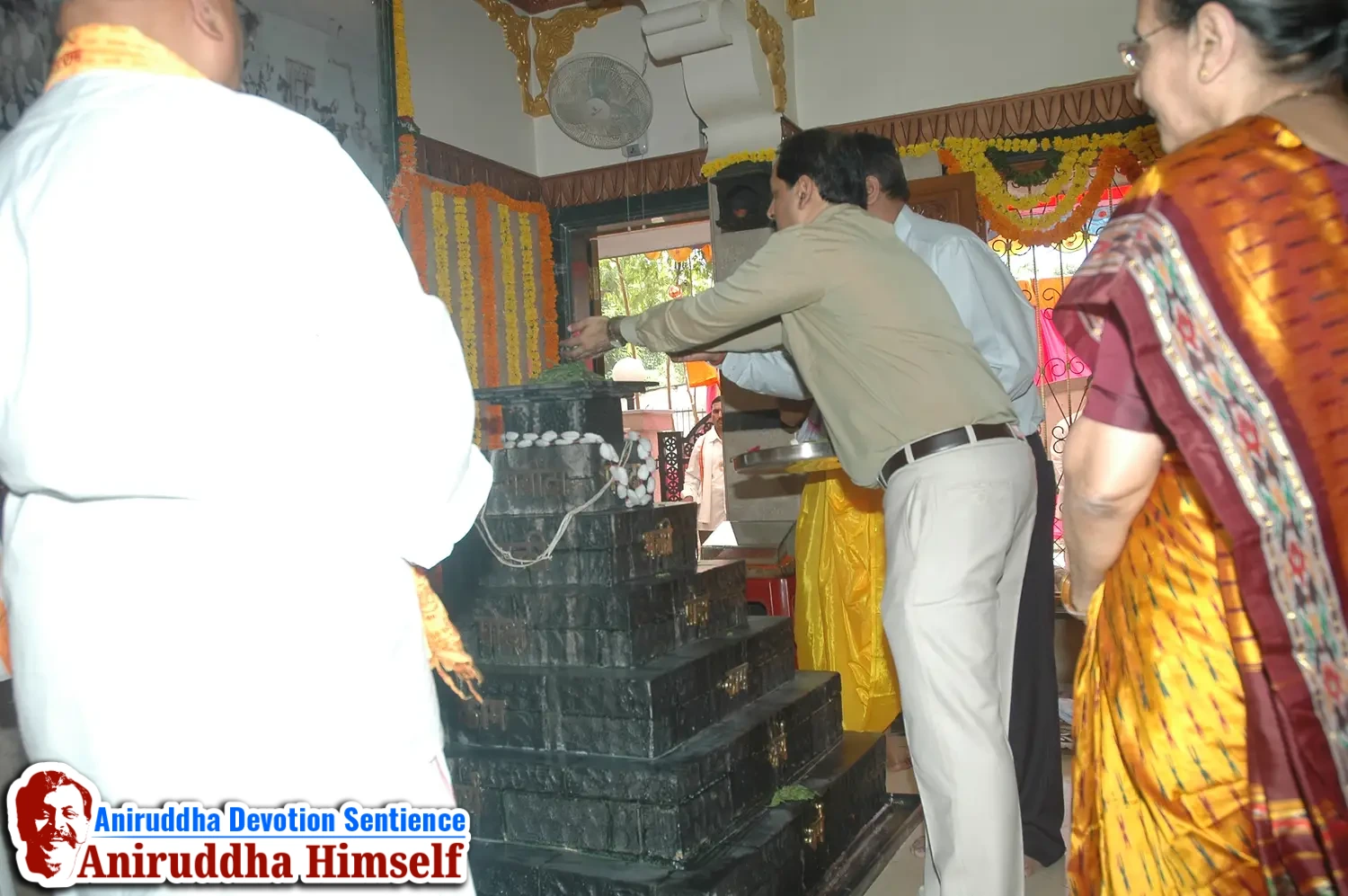 Aniruddha Bapu performing Poojan of Shree Aadyapipa Samadhi Sthanam