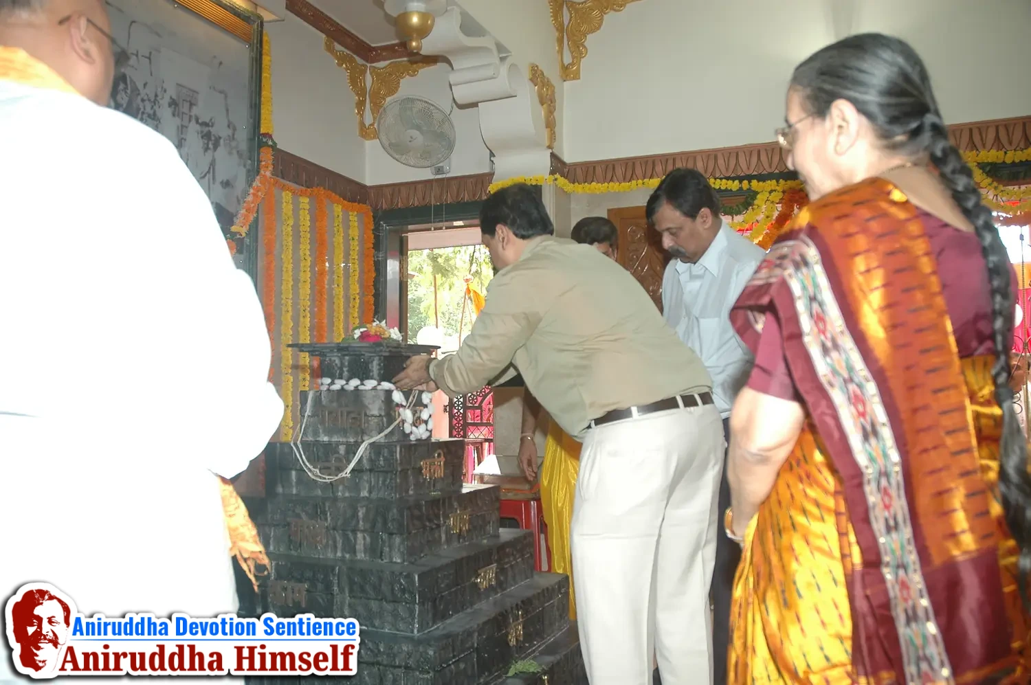 Aniruddha Bapu performing Poojan of Shree Aadyapipa Samadhi Sthanam