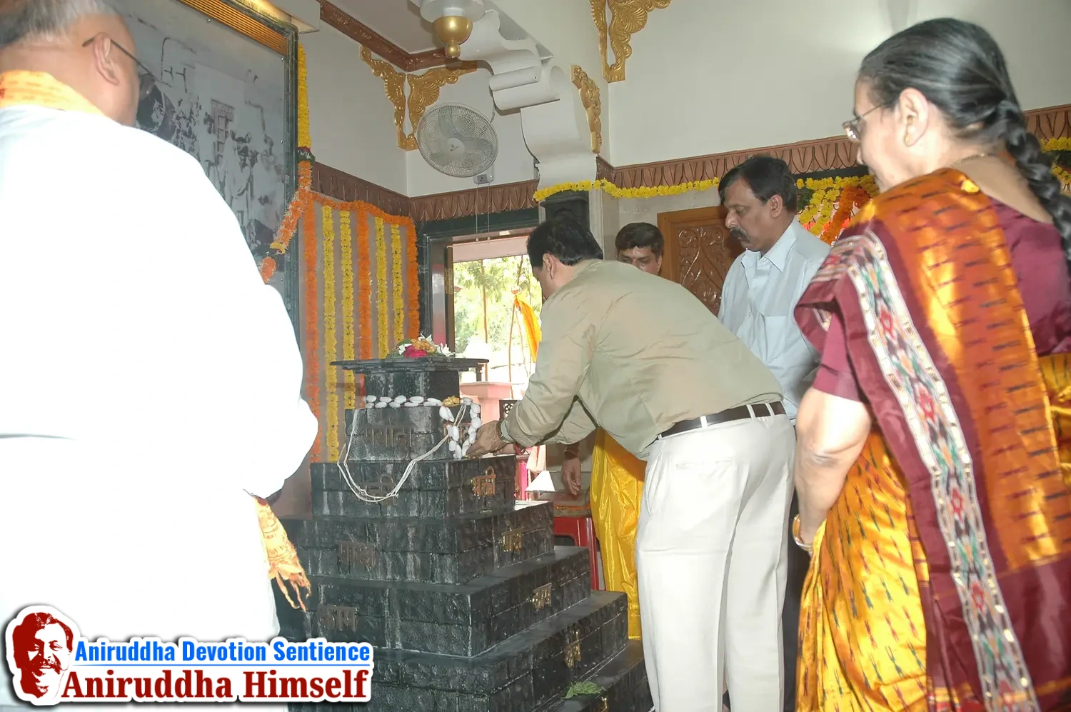 Aniruddha Bapu performing Poojan of Shree Aadyapipa Samadhi Sthanam