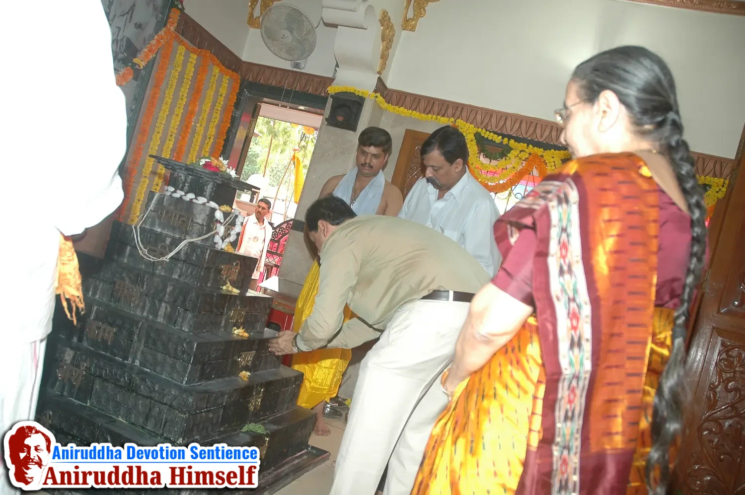 Aniruddha Bapu performing Poojan of Shree Aadyapipa Samadhi Sthanam