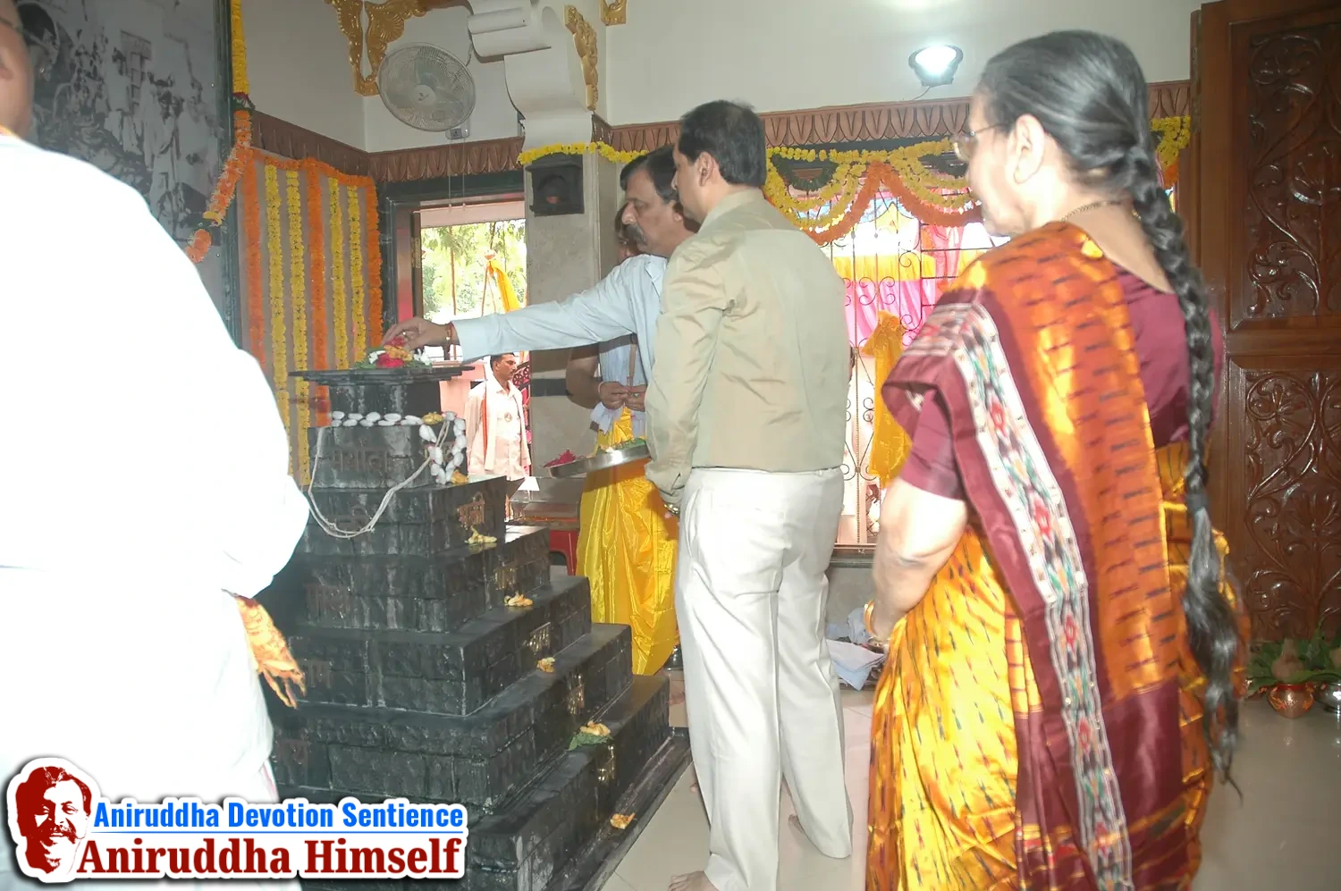 Aniruddha Bapu performing Poojan of Shree Aadyapipa Samadhi Sthanam
