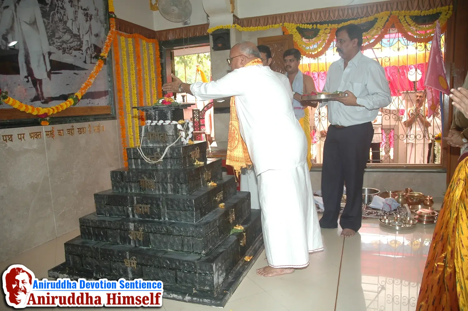 Aniruddha Bapu performing Poojan of Shree Aadyapipa Samadhi Sthanam