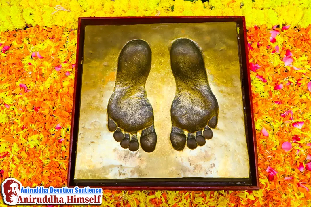 Charan Mudra of Sadguru Shree Aniruddha Bapu during Shree Aniruddha Chalisa Pathan at Shree Harigurugram