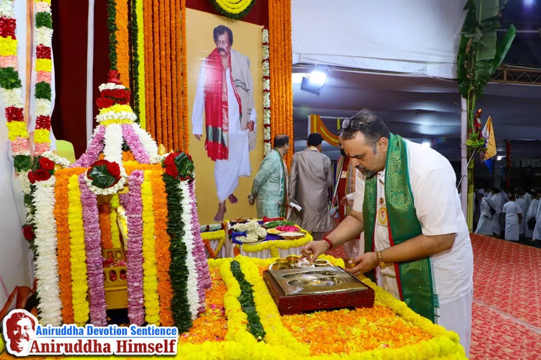Charan Mudra poojan performed before starting the Aniruddha Chalisa Pathan at Shree Harigurugram
