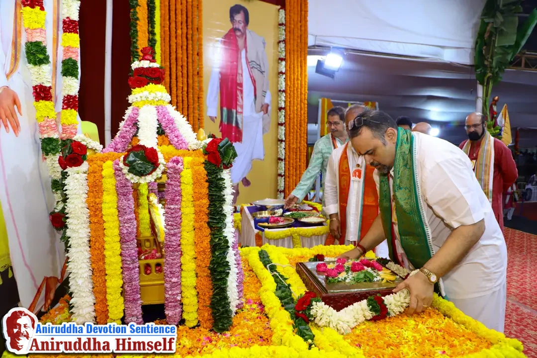 Charan Mudra poojan performed before starting the Aniruddha Chalisa Pathan at Shree Harigurugram
