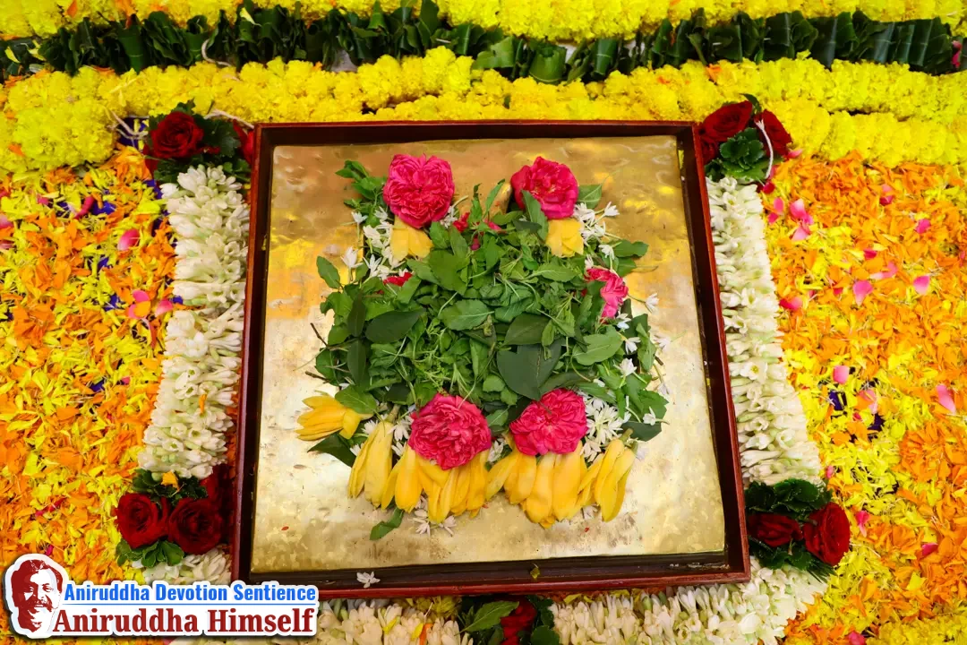 Charan Mudra poojan performed before starting the Aniruddha Chalisa Pathan at Shree Harigurugram