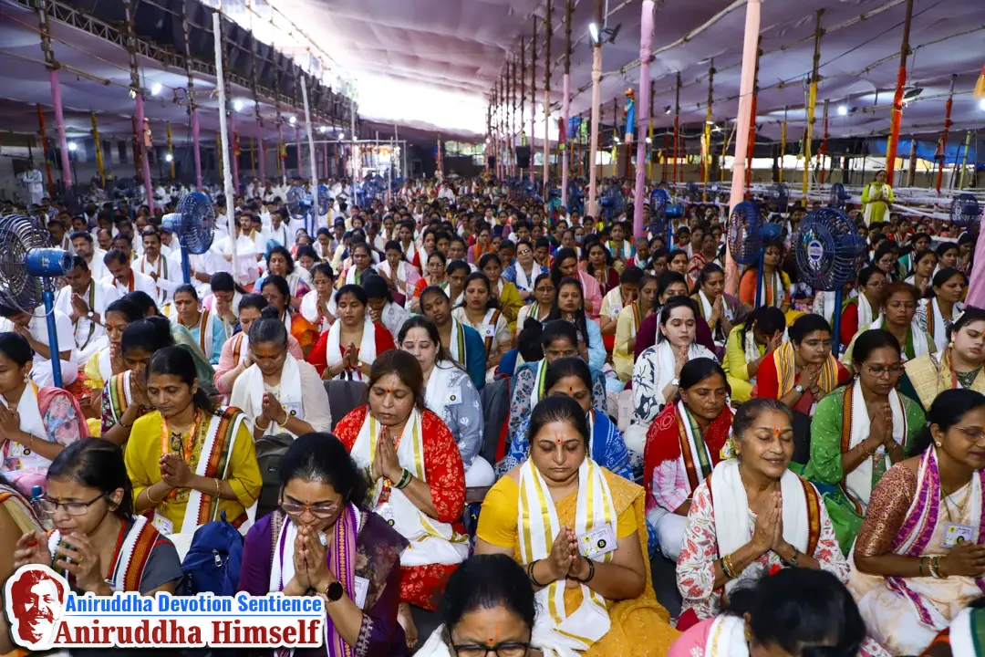 Shraddhavans attending the Aniruddha Chalisa Pathan at Shree Harigurugram