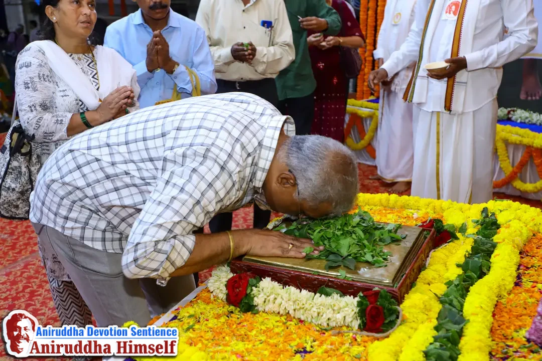 Shraddhavans taking darshan of the Charan Mudra of Sadguru Shree Aniruddha Bapu during the Aniruddha Chalisa Pathan at Shree Harigurugram