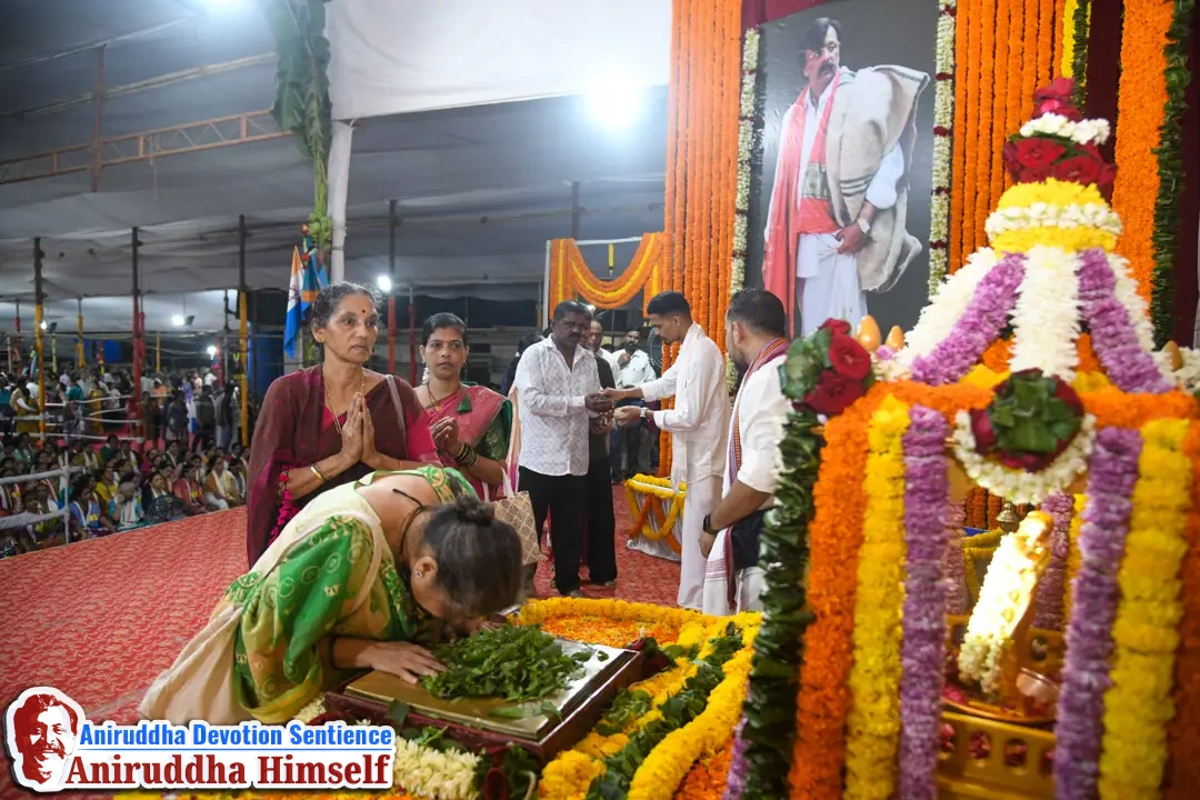 Shraddhavans taking darshan of the Charan Mudra of Sadguru Shree Aniruddha Bapu during the Aniruddha Chalisa Pathan at Shree Harigurugram