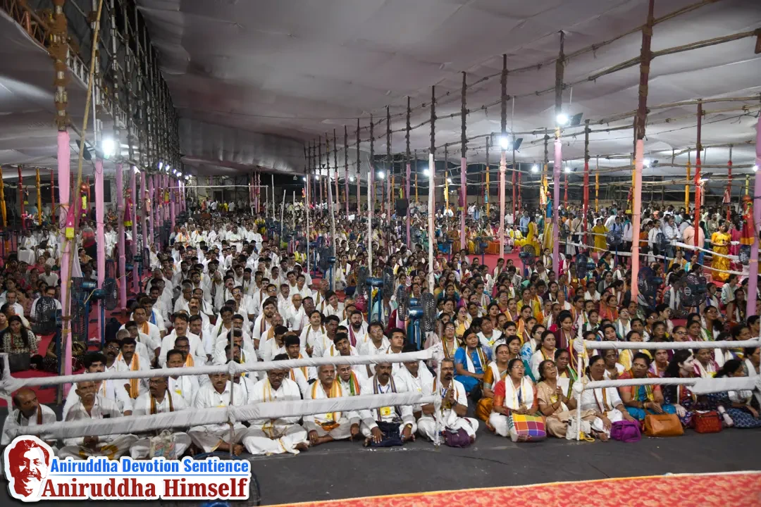 Shraddhavans attending the Aniruddha Chalisa Pathan at Shree Harigurugram