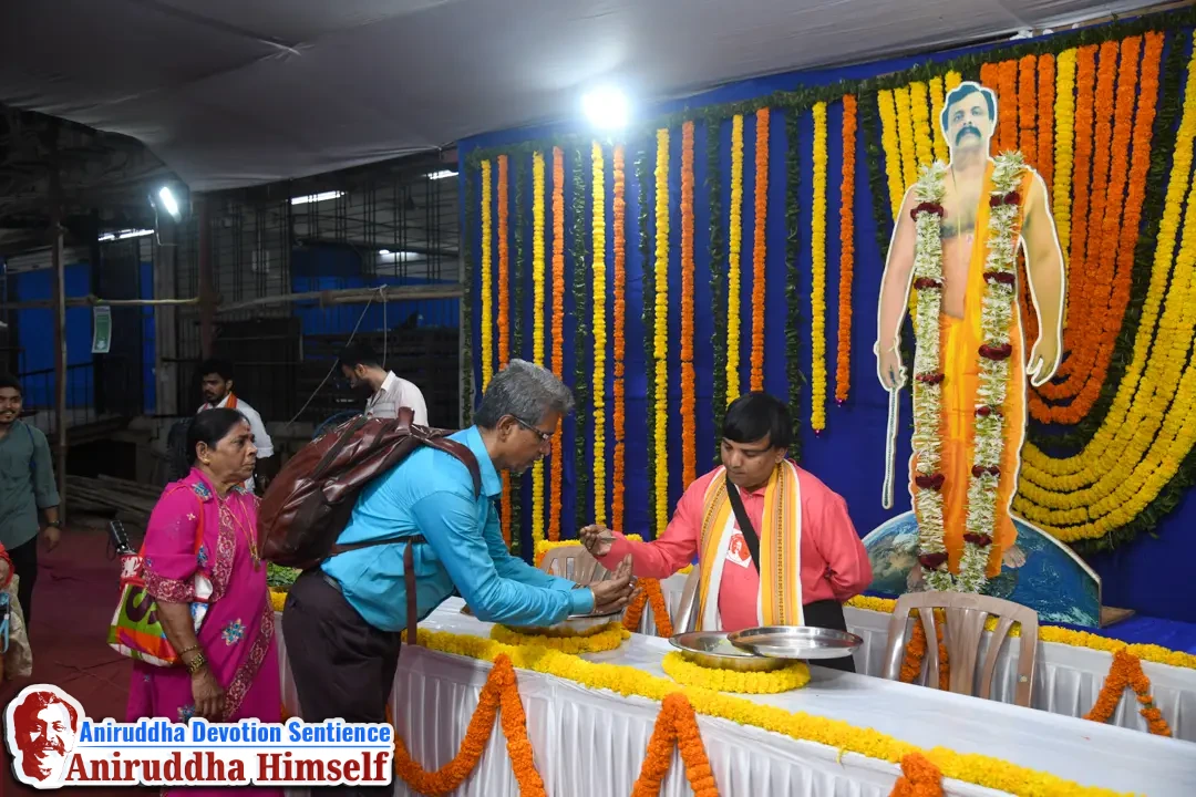 Shraddhavans taking prasad during the Aniruddha Chalisa Pathan at Shree Harigurugram