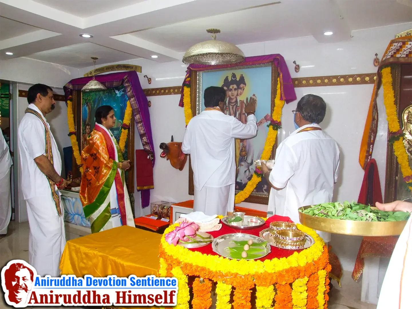 Sadguru Shree Aniruddha Bapu offering Gandha to Shree Dattaguru at Shree Gurukshetram