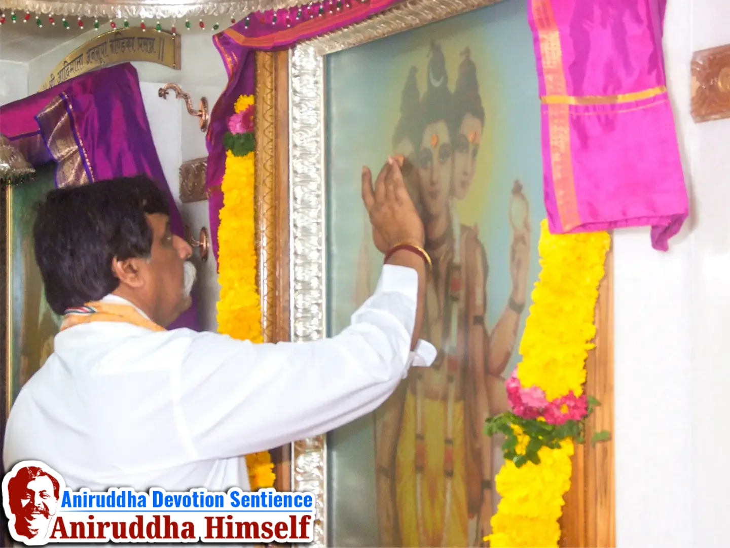 Sadguru Shree Aniruddha Bapu offering Gandha to Shree Dattaguru at Shree Gurukshetram