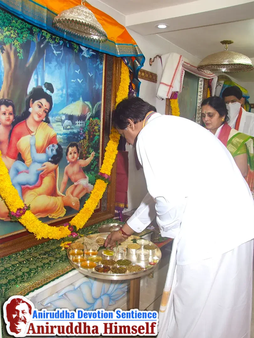 Sadguru Shree Aniruddha Bapu performing the poojan of Anasuyamata at Shree Gurukshetram.