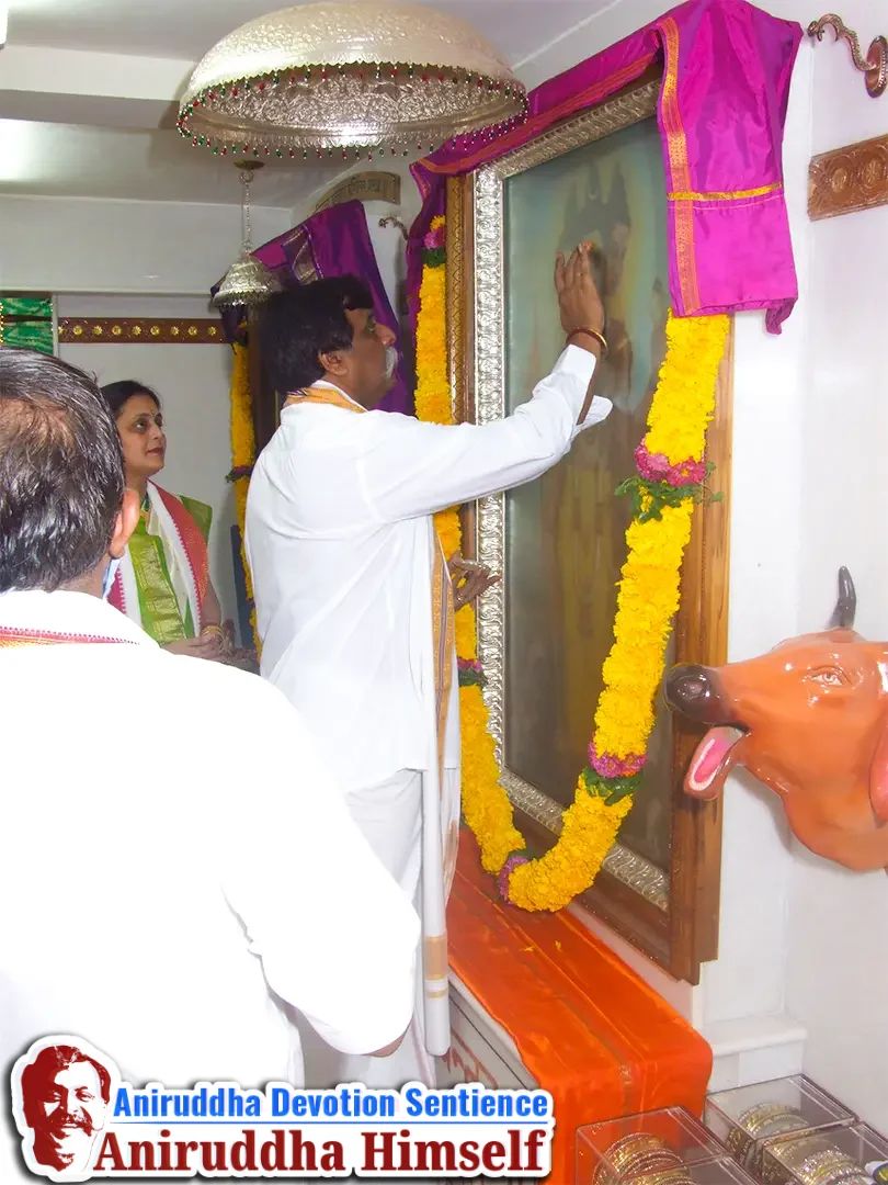 Sadguru Shree Aniruddha Bapu offering Gandha Lepan to Shree Dattaguru at Shree Gurukshetram