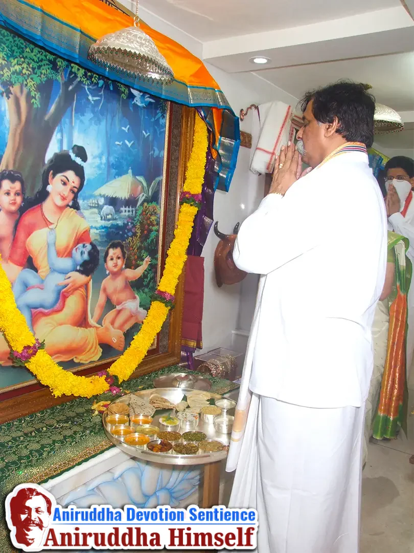 Sadguru Shree Aniruddha Bapu performing the poojan of Anasuyamata at Shree Gurukshetram.