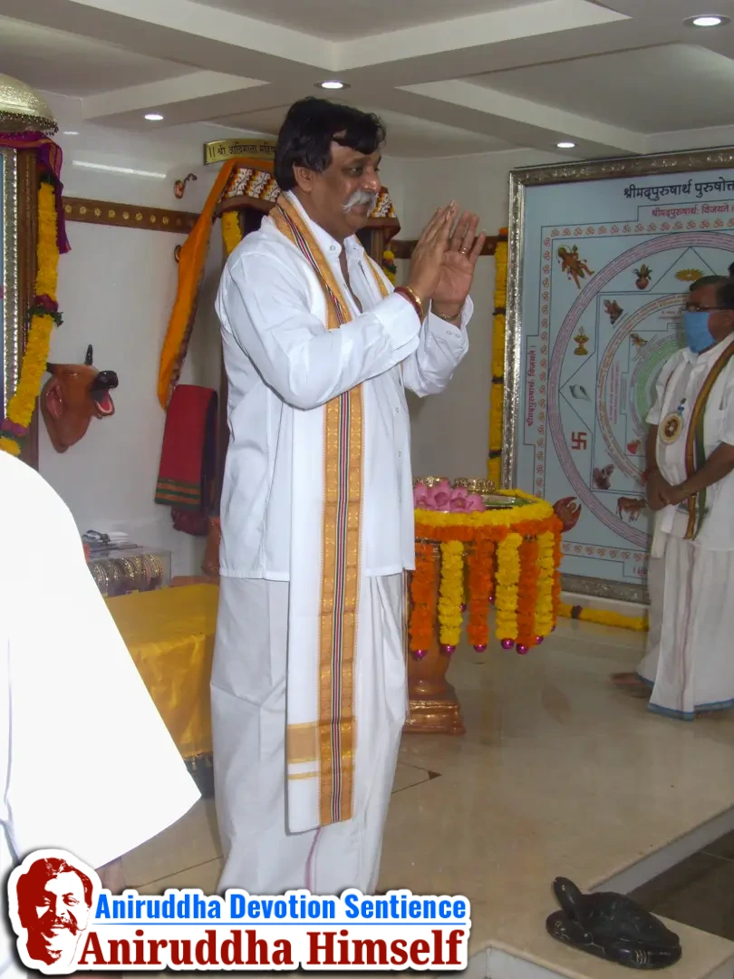 Sadguru Shree Aniruddha Bapu blessing Shraddhavans at Shree Gurukshetram