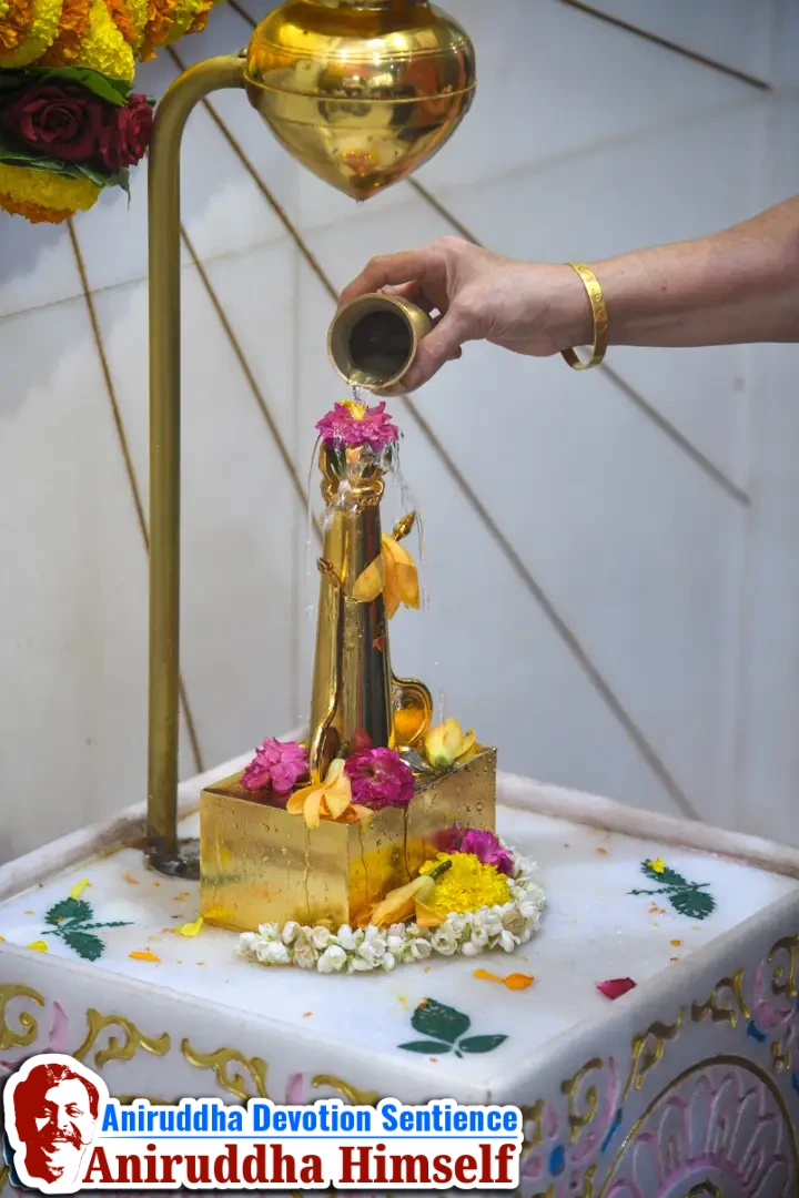 Shraddhavans perform Jal Abhishek on Shree Trivikram Linga with devotion and gratitude at Shree Aniruddha Gurukshetram.