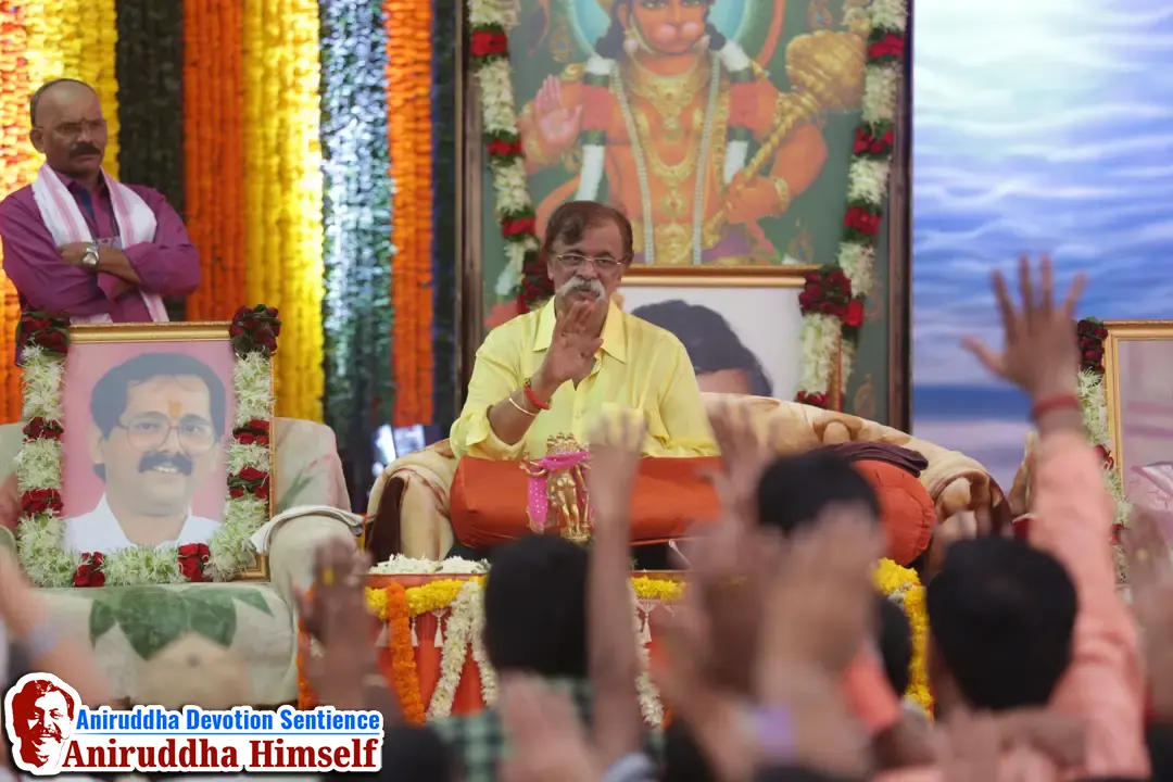 Sadguru Shree Aniruddha Bapu blessing Shraddhavans at Shree Harigurugram on the occasion of Shree Aniruddha Pournima