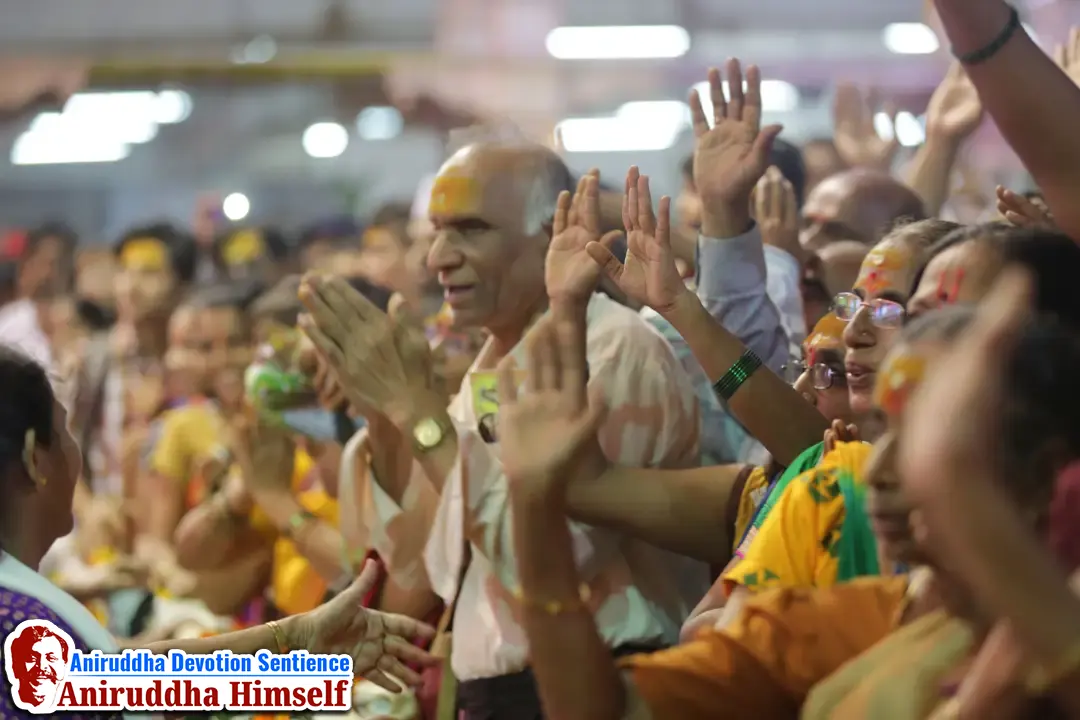 Shraddhavans taking darshan of Sadguru Shree Aniruddha Bapu at Shree Harigurugram on the occasion of Shree Aniruddha Pournima