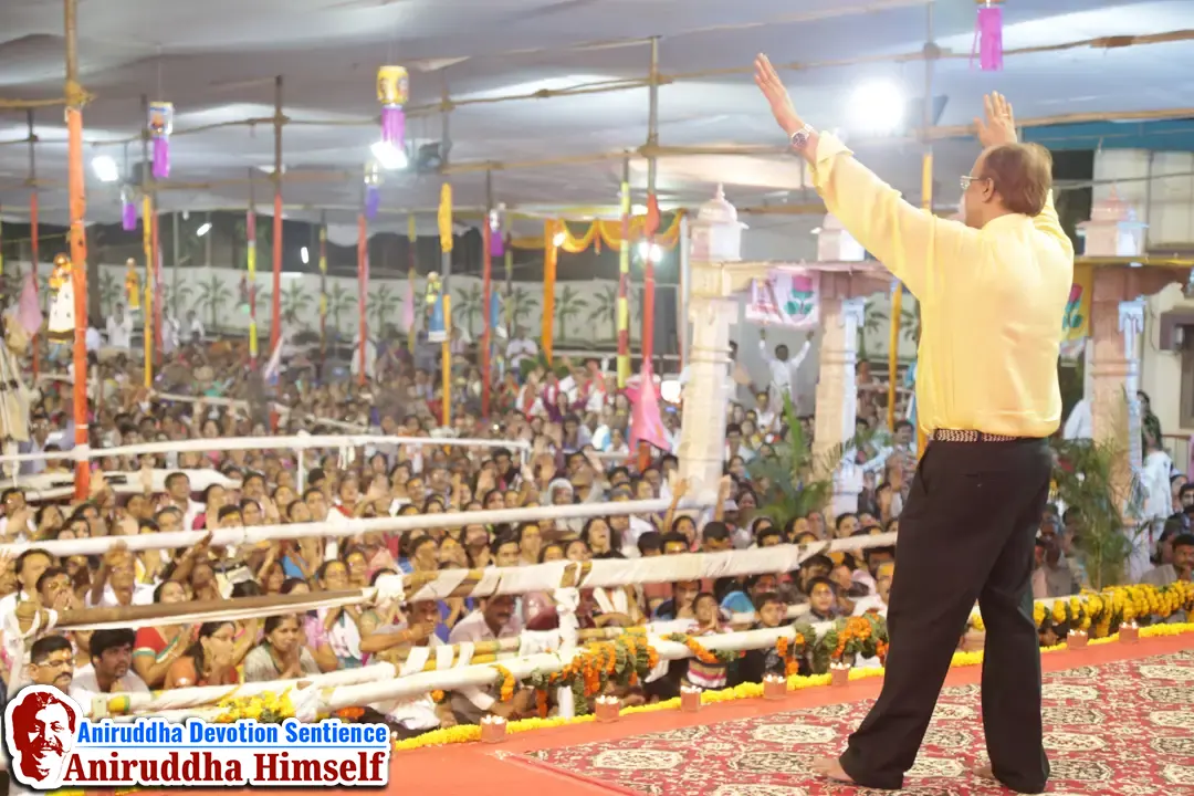 Sadguru Shree Aniruddha Bapu blessing Shraddhavans at Shree Harigurugram on the occasion of Shree Aniruddha Pournima