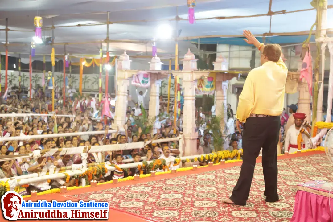 Sadguru Shree Aniruddha Bapu blessing Shraddhavans at Shree Harigurugram on the occasion of Shree Aniruddha Pournima