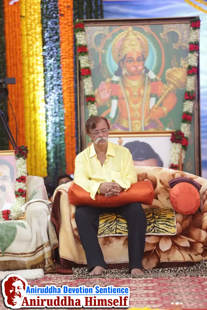 Sadguru Shree Aniruddha Bapu blessing Shraddhavans at Shree Harigurugram on the occasion of Shree Aniruddha Pournima
