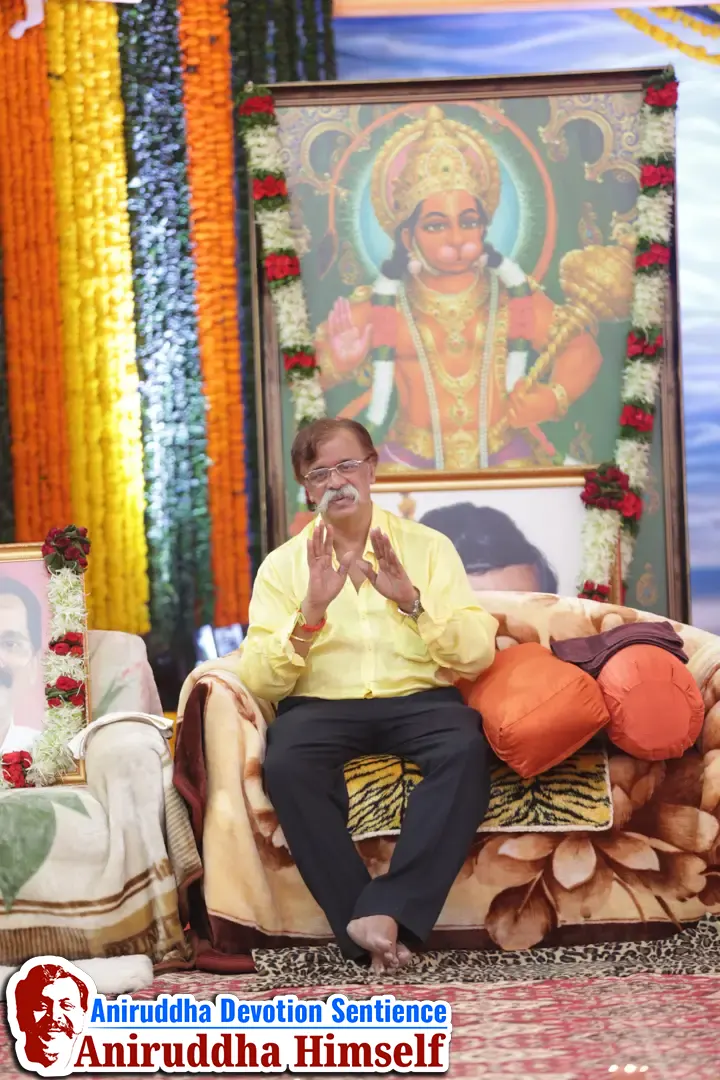 Sadguru Shree Aniruddha Bapu blessing Shraddhavans at Shree Harigurugram on the occasion of Shree Aniruddha Pournima