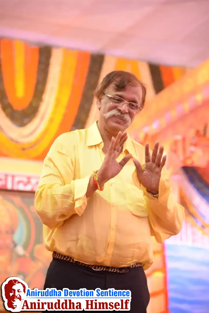 Sadguru Shree Aniruddha Bapu blessing Shraddhavans at Shree Harigurugram on the occasion of Shree Aniruddha Pournima