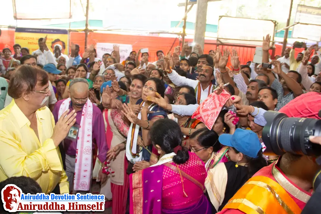 Sadguru Shree Aniruddha Bapu blessing Shraddhavans at Shree Harigurugram on the occasion of Shree Aniruddha Pournima