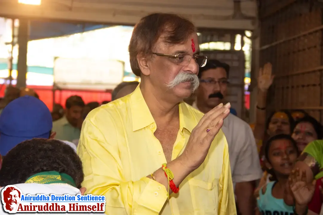 Sadguru Shree Aniruddha Bapu blessing Shraddhavans at Shree Harigurugram on the occasion of Shree Aniruddha Pournima