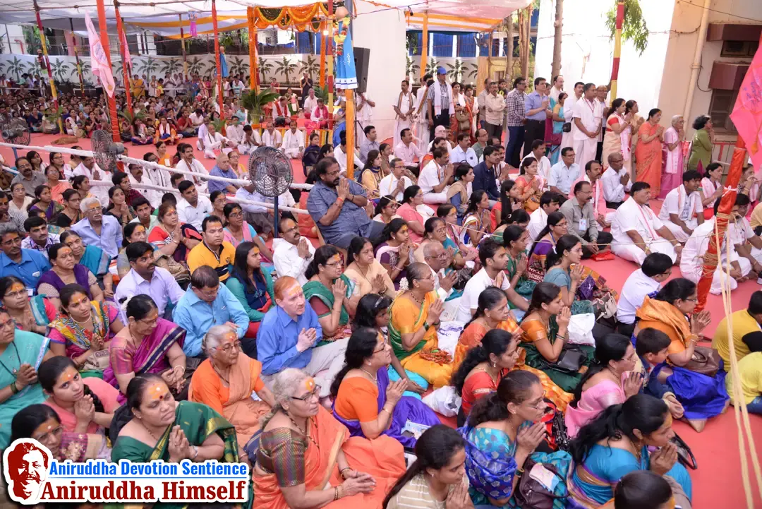 Shraddhavans taking darshan of Sadguru Shree Aniruddha Bapu at Shree Harigurugram on the occasion of Shree Aniruddha Pournima